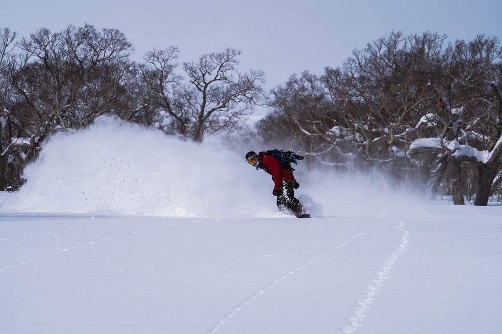 snowboarder in niseko backcountry