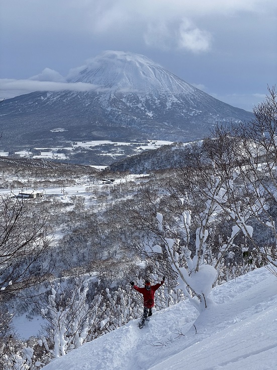 snowboarder in niseko grand hirafu gate 3